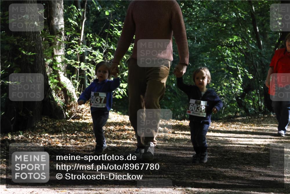 28.09.2025 - 33. Volkslauf durch das schöne Alstertal Strokosch-Dieckow http://msf.ph/oto/8967780 28.09.2025 10:42:40 Laufen 6037, 6038 meine-sportfotos.de