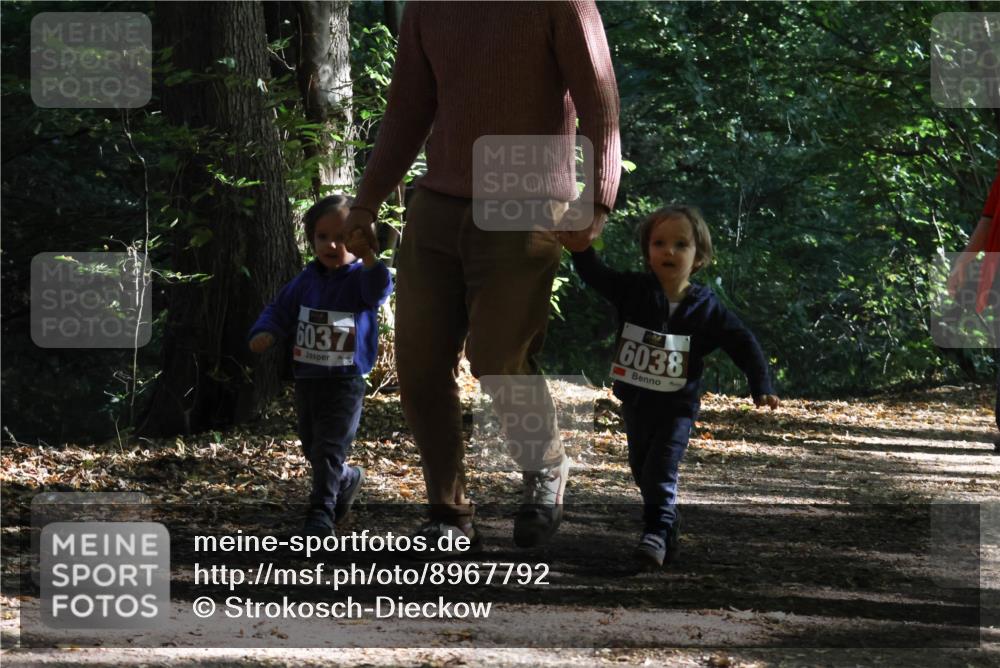 28.09.2025 - 33. Volkslauf durch das schöne Alstertal Strokosch-Dieckow http://msf.ph/oto/8967792 28.09.2025 10:42:41 Laufen 6037, 6038 meine-sportfotos.de