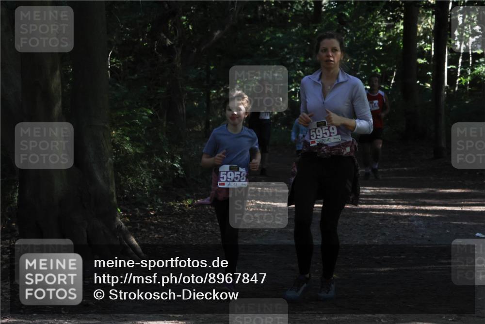 28.09.2025 - 33. Volkslauf durch das schöne Alstertal Strokosch-Dieckow http://msf.ph/oto/8967847 28.09.2025 10:45:12 Laufen 5958, 5959 meine-sportfotos.de