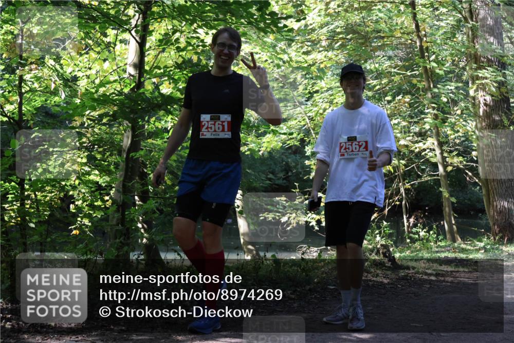 28.09.2025 - 33. Volkslauf durch das schöne Alstertal Strokosch-Dieckow http://msf.ph/oto/8974269 28.09.2025 12:39:50 Laufen 2561, 2562 meine-sportfotos.de