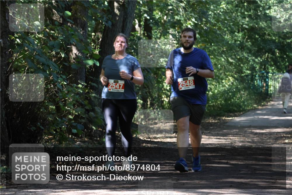 28.09.2025 - 33. Volkslauf durch das schöne Alstertal Strokosch-Dieckow http://msf.ph/oto/8974804 28.09.2025 13:03:05 Laufen 2547, 2548 meine-sportfotos.de