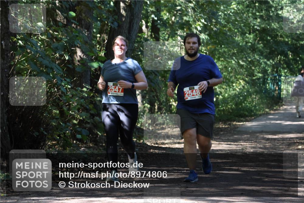 28.09.2025 - 33. Volkslauf durch das schöne Alstertal Strokosch-Dieckow http://msf.ph/oto/8974806 28.09.2025 13:03:05 Laufen 2547, 2548 meine-sportfotos.de