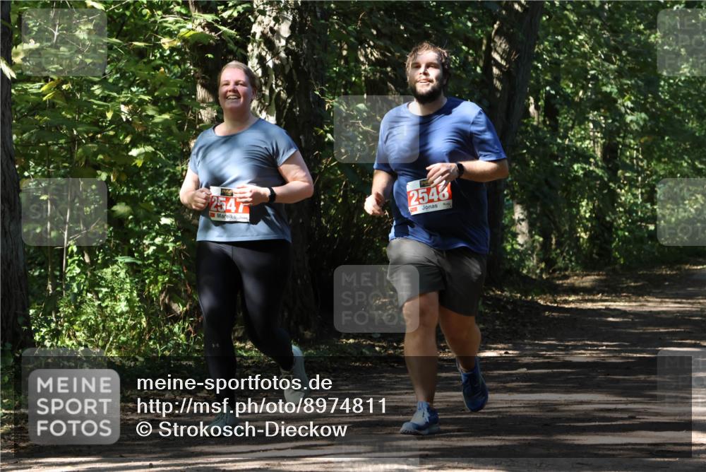 28.09.2025 - 33. Volkslauf durch das schöne Alstertal Strokosch-Dieckow http://msf.ph/oto/8974811 28.09.2025 13:03:08 Laufen 2547, 2548, 9 meine-sportfotos.de