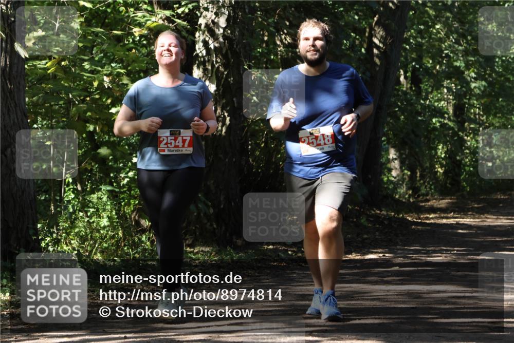 28.09.2025 - 33. Volkslauf durch das schöne Alstertal Strokosch-Dieckow http://msf.ph/oto/8974814 28.09.2025 13:03:08 Laufen 2547, 2548 meine-sportfotos.de