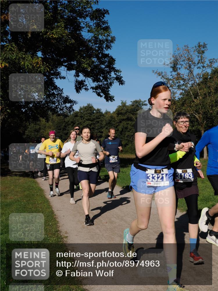 28.09.2025 - 33. Volkslauf durch das schöne Alstertal Fabian Wolf http://msf.ph/oto/8974963 28.09.2025 10:35:35 Laufen 3937, 3357, 3321, 3193 meine-sportfotos.de