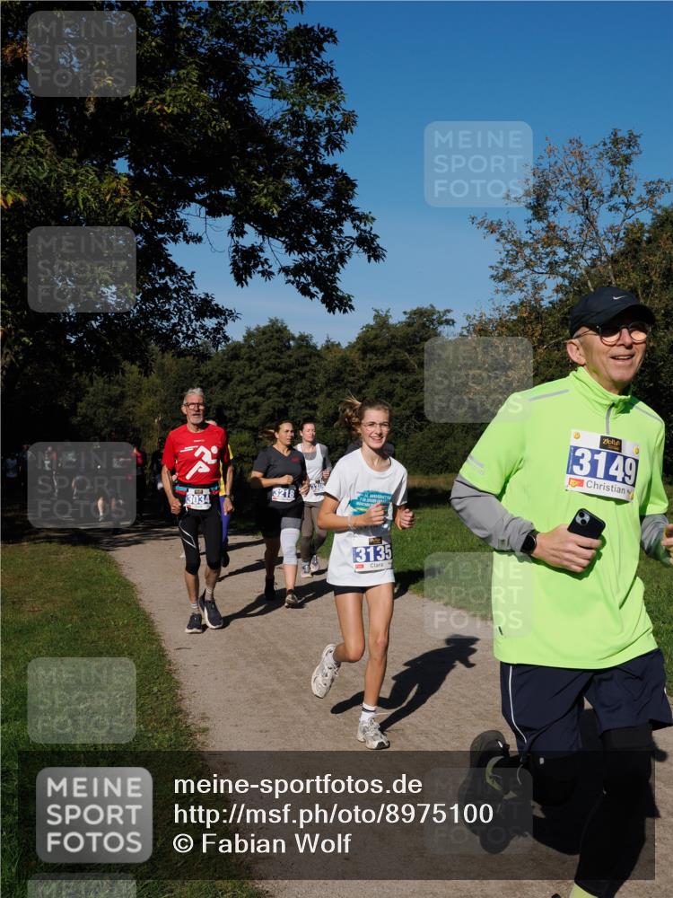 28.09.2025 - 33. Volkslauf durch das schöne Alstertal Fabian Wolf http://msf.ph/oto/8975100 28.09.2025 10:35:53 Laufen 3034, 3218, 13135, 3149 meine-sportfotos.de