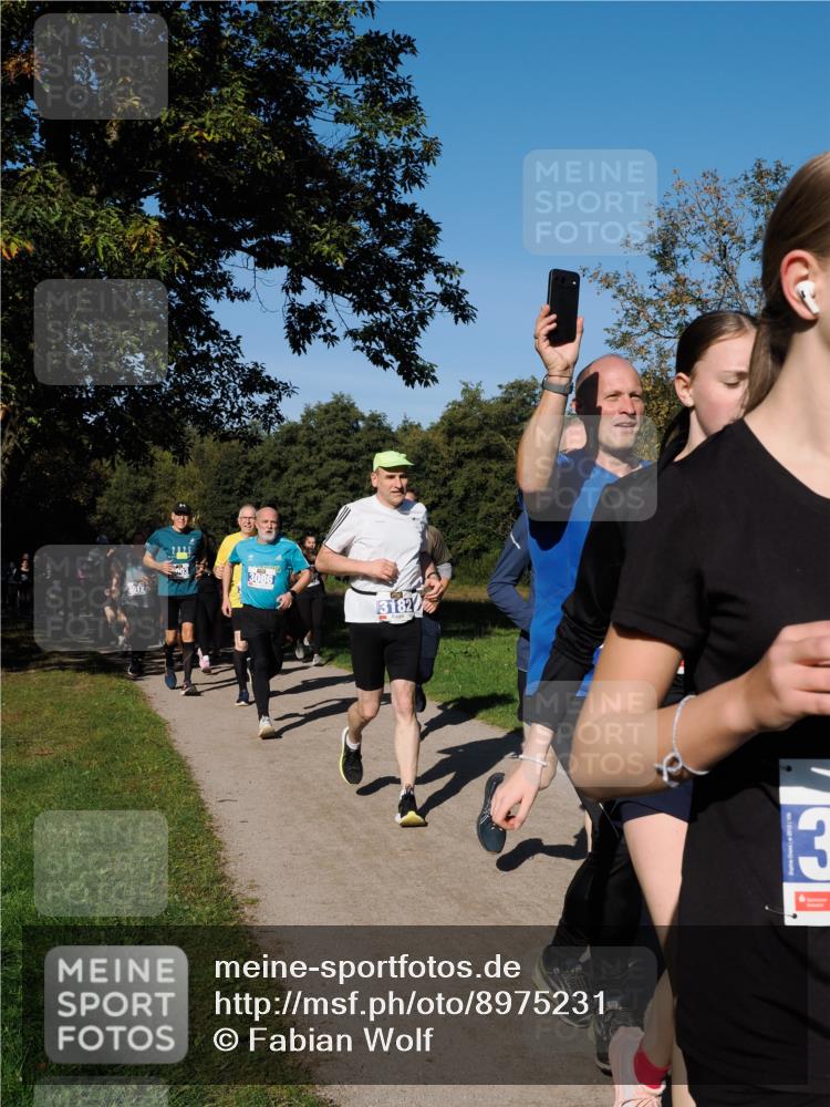 28.09.2025 - 33. Volkslauf durch das schöne Alstertal Fabian Wolf http://msf.ph/oto/8975231 28.09.2025 10:36:11 Laufen 3012, 3086, 3182, 13 meine-sportfotos.de