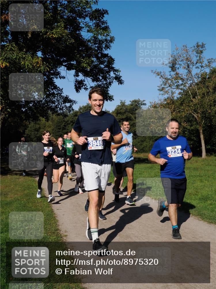 28.09.2025 - 33. Volkslauf durch das schöne Alstertal Fabian Wolf http://msf.ph/oto/8975320 28.09.2025 10:36:21 Laufen 3377, 3949, 3234 meine-sportfotos.de