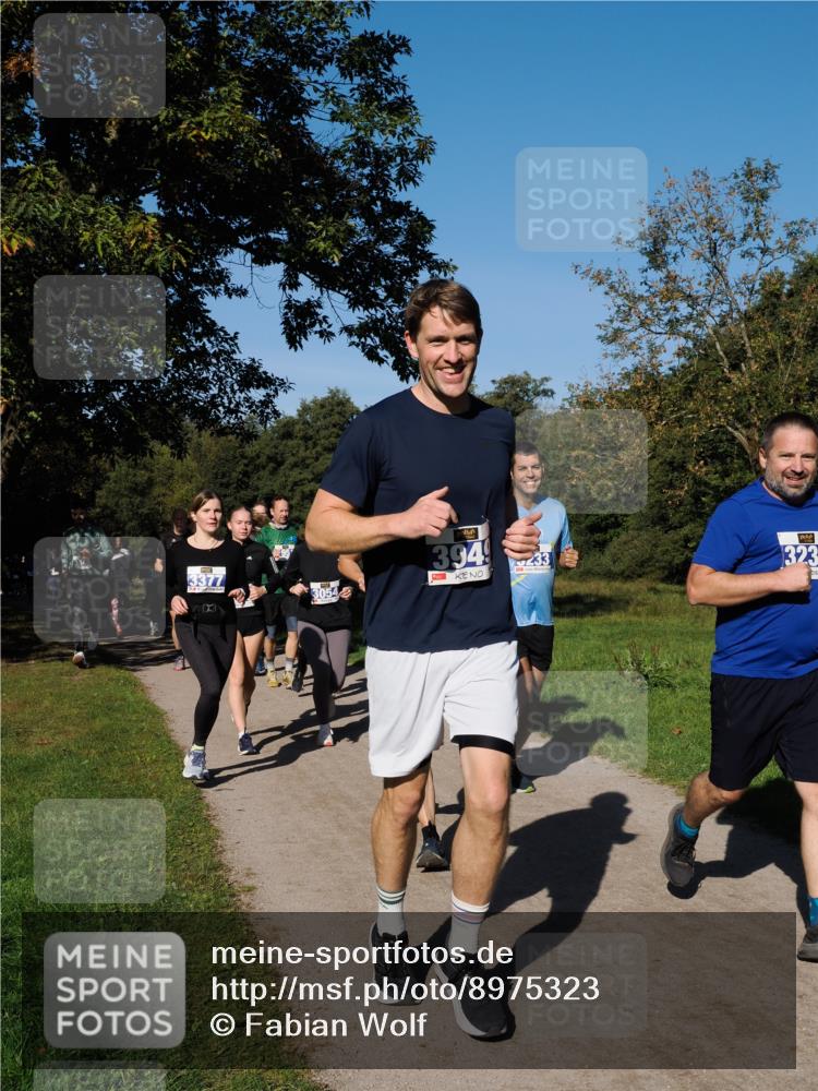 28.09.2025 - 33. Volkslauf durch das schöne Alstertal Fabian Wolf http://msf.ph/oto/8975323 28.09.2025 10:36:21 Laufen 3377, 3054, 3949, 233, 323 meine-sportfotos.de