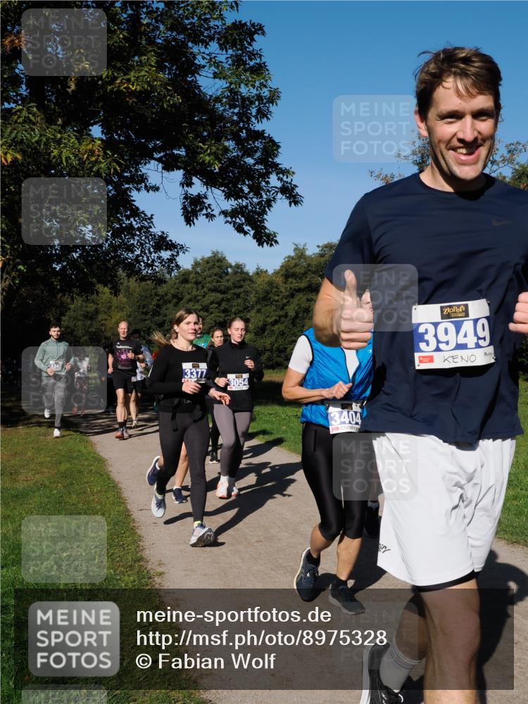 28.09.2025 - 33. Volkslauf durch das schöne Alstertal Fabian Wolf http://msf.ph/oto/8975328 28.09.2025 10:36:22 Laufen 3377, 3054, 3404, 3949 meine-sportfotos.de