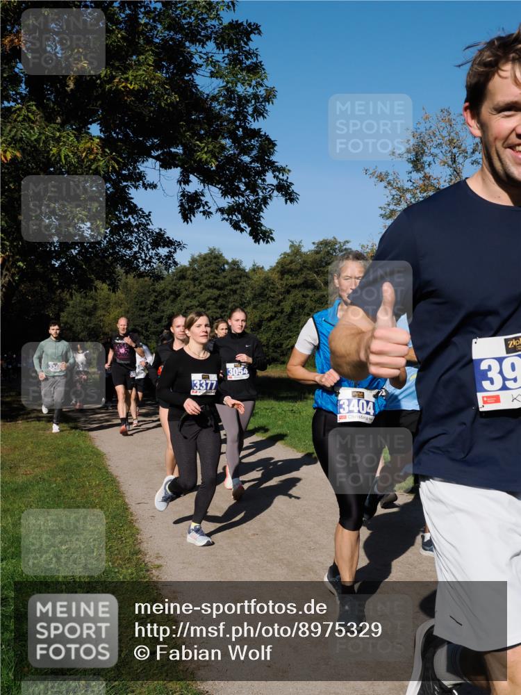 28.09.2025 - 33. Volkslauf durch das schöne Alstertal Fabian Wolf http://msf.ph/oto/8975329 28.09.2025 10:36:22 Laufen 3348, 3377, 3054, 3404, 39 meine-sportfotos.de