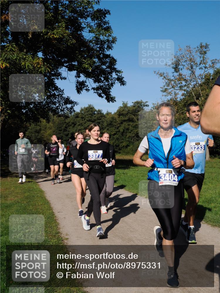 28.09.2025 - 33. Volkslauf durch das schöne Alstertal Fabian Wolf http://msf.ph/oto/8975331 28.09.2025 10:36:22 Laufen 3377, 3404, 3233 meine-sportfotos.de