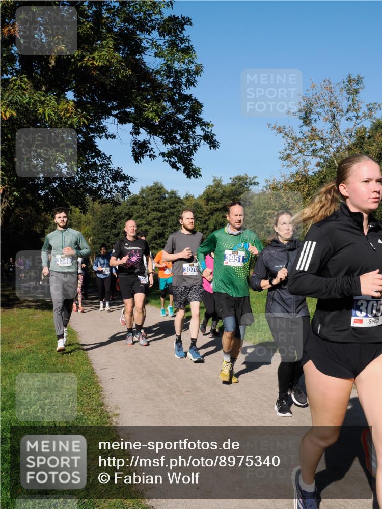 28.09.2025 - 33. Volkslauf durch das schöne Alstertal Fabian Wolf http://msf.ph/oto/8975340 28.09.2025 10:36:24 Laufen 3348, 3070, 3951, 305 meine-sportfotos.de