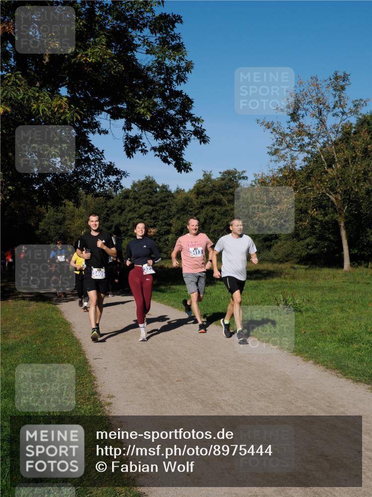 28.09.2025 - 33. Volkslauf durch das schöne Alstertal Fabian Wolf http://msf.ph/oto/8975444 28.09.2025 10:36:40 Laufen 3409, 3413 meine-sportfotos.de