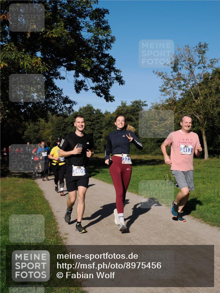 28.09.2025 - 33. Volkslauf durch das schöne Alstertal Fabian Wolf http://msf.ph/oto/8975456 28.09.2025 10:36:41 Laufen 3911, 3409, 323, 3413 meine-sportfotos.de