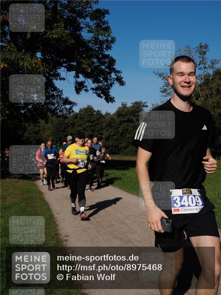 28.09.2025 - 33. Volkslauf durch das schöne Alstertal Fabian Wolf http://msf.ph/oto/8975468 28.09.2025 10:36:43 Laufen 3281, 3911, 3409 meine-sportfotos.de