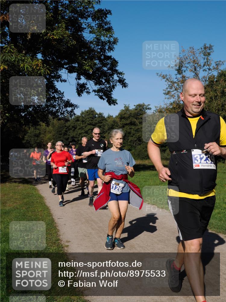 28.09.2025 - 33. Volkslauf durch das schöne Alstertal Fabian Wolf http://msf.ph/oto/8975533 28.09.2025 10:36:49 Laufen 3289, 3126, 3239 meine-sportfotos.de