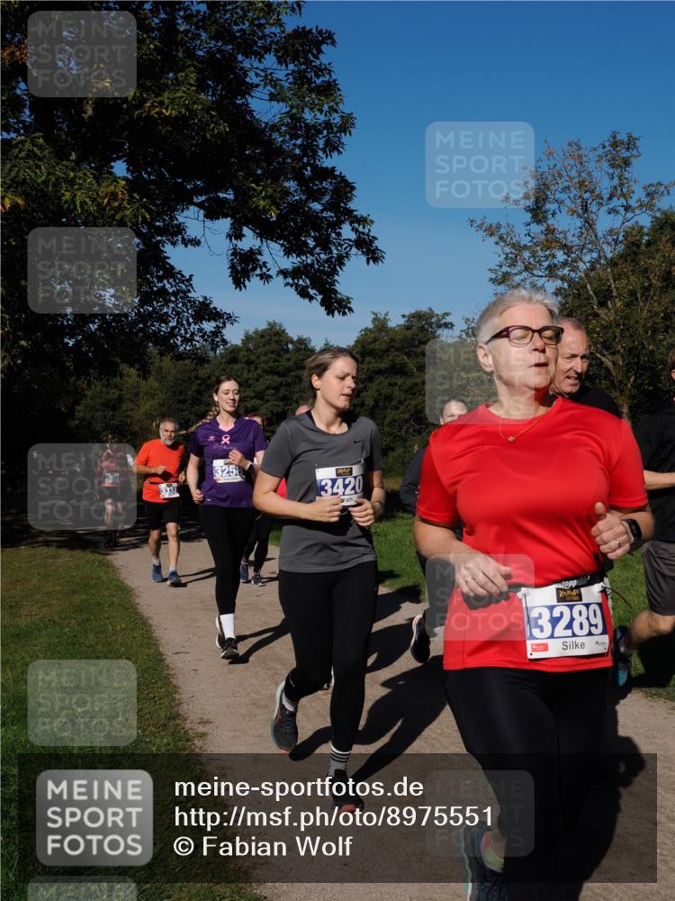 28.09.2025 - 33. Volkslauf durch das schöne Alstertal Fabian Wolf http://msf.ph/oto/8975551 28.09.2025 10:36:52 Laufen 2, 325, 3420, 3289 meine-sportfotos.de