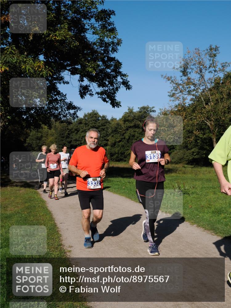 28.09.2025 - 33. Volkslauf durch das schöne Alstertal Fabian Wolf http://msf.ph/oto/8975567 28.09.2025 10:36:55 Laufen 3057, 3332, 3139 meine-sportfotos.de