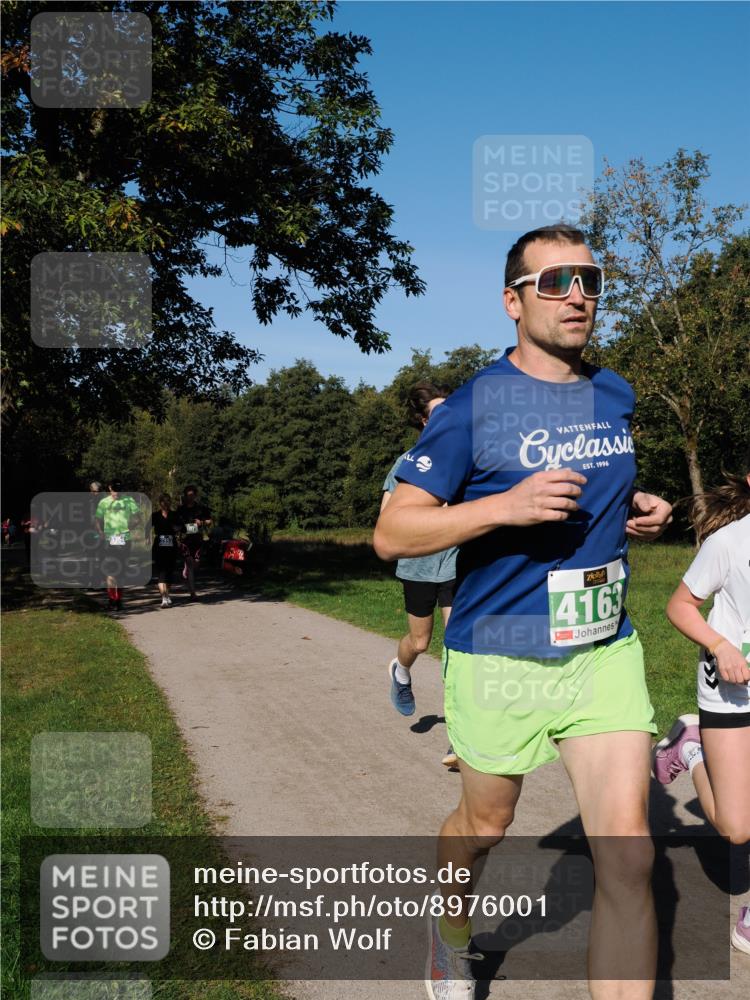 28.09.2025 - 33. Volkslauf durch das schöne Alstertal Fabian Wolf http://msf.ph/oto/8976001 28.09.2025 10:38:44 Laufen 3353, 1996, 4163 meine-sportfotos.de