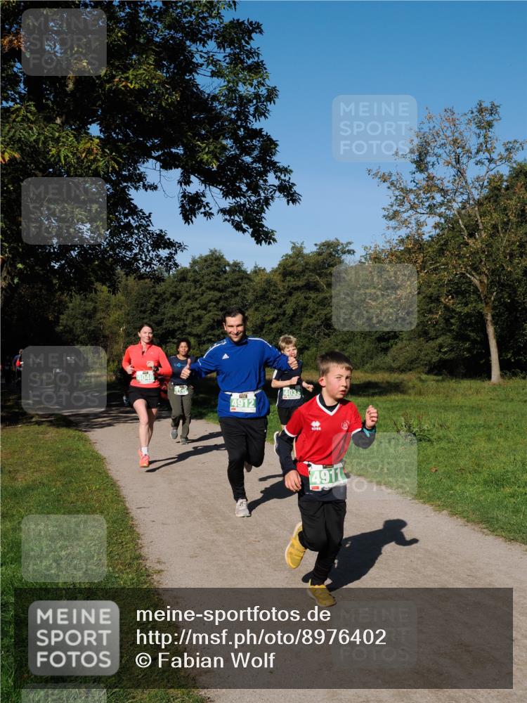 28.09.2025 - 33. Volkslauf durch das schöne Alstertal Fabian Wolf http://msf.ph/oto/8976402 28.09.2025 10:39:55 Laufen 4046, 4140, 4912, 4911 meine-sportfotos.de