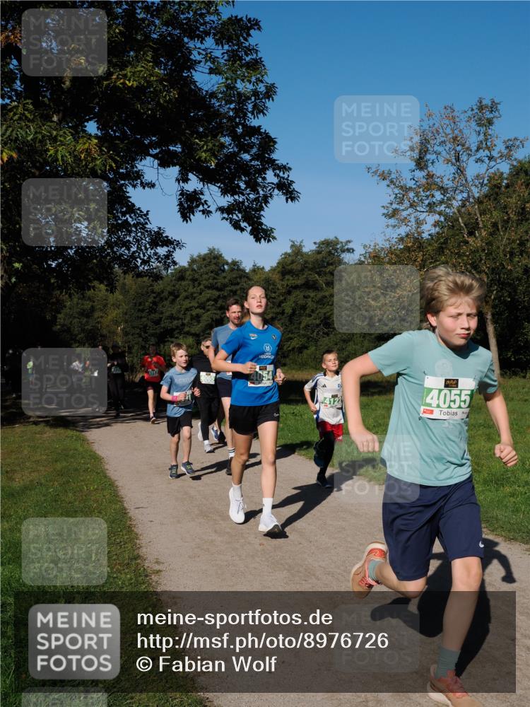 28.09.2025 - 33. Volkslauf durch das schöne Alstertal Fabian Wolf http://msf.ph/oto/8976726 28.09.2025 10:40:40 Laufen 4917, 4065, 4055 meine-sportfotos.de