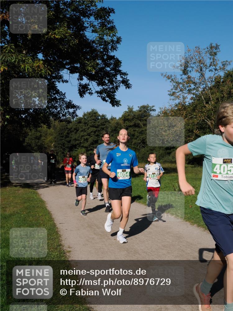 28.09.2025 - 33. Volkslauf durch das schöne Alstertal Fabian Wolf http://msf.ph/oto/8976729 28.09.2025 10:40:40 Laufen 405, 4091, 4054 meine-sportfotos.de