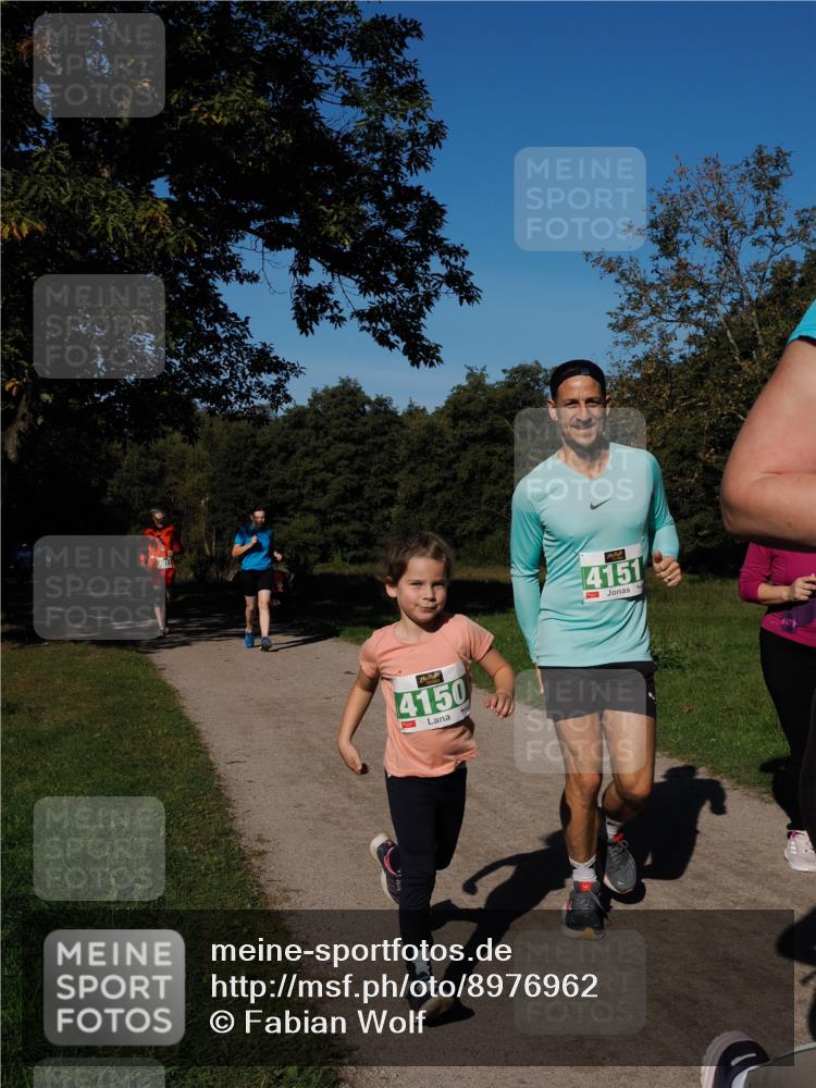 28.09.2025 - 33. Volkslauf durch das schöne Alstertal Fabian Wolf http://msf.ph/oto/8976962 28.09.2025 10:41:42 Laufen 4150, 4151 meine-sportfotos.de