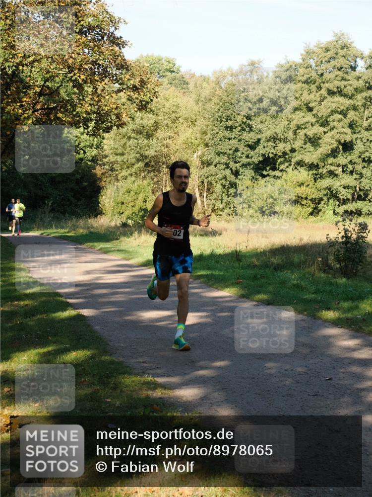 28.09.2025 - 33. Volkslauf durch das schöne Alstertal Fabian Wolf http://msf.ph/oto/8978065 28.09.2025 10:03:04 Laufen 02 meine-sportfotos.de