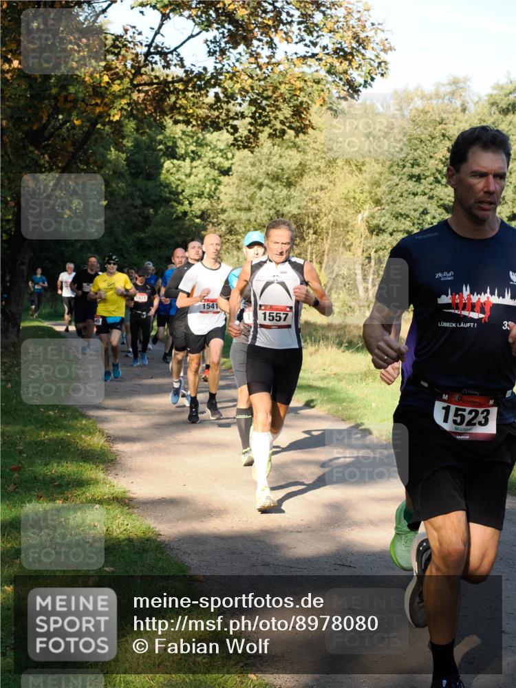 28.09.2025 - 33. Volkslauf durch das schöne Alstertal Fabian Wolf http://msf.ph/oto/8978080 28.09.2025 10:03:55 Laufen 1571, 1541, 1557, 1523, 33 meine-sportfotos.de