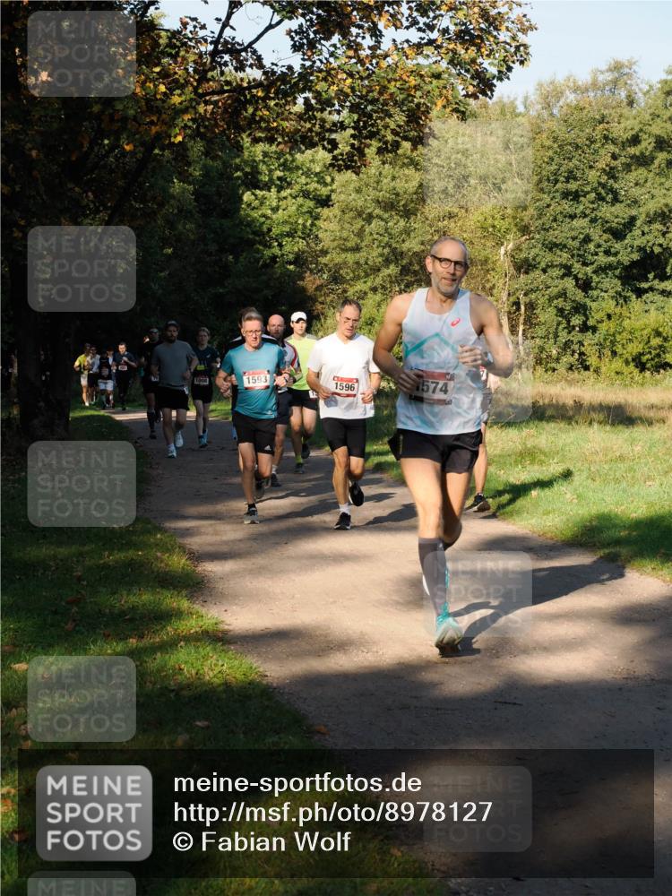 28.09.2025 - 33. Volkslauf durch das schöne Alstertal Fabian Wolf http://msf.ph/oto/8978127 28.09.2025 10:04:17 Laufen 1008, 2006, 1593, 1596, 574 meine-sportfotos.de