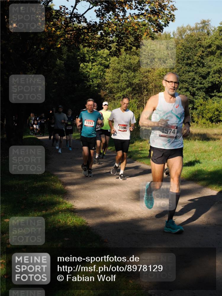 28.09.2025 - 33. Volkslauf durch das schöne Alstertal Fabian Wolf http://msf.ph/oto/8978129 28.09.2025 10:04:18 Laufen 1593, 1596, 1008, 1574 meine-sportfotos.de