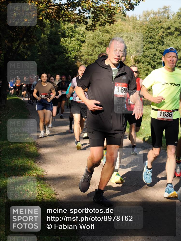 28.09.2025 - 33. Volkslauf durch das schöne Alstertal Fabian Wolf http://msf.ph/oto/8978162 28.09.2025 10:04:41 Laufen 1040, 1021, 16, 1696, 1636 meine-sportfotos.de