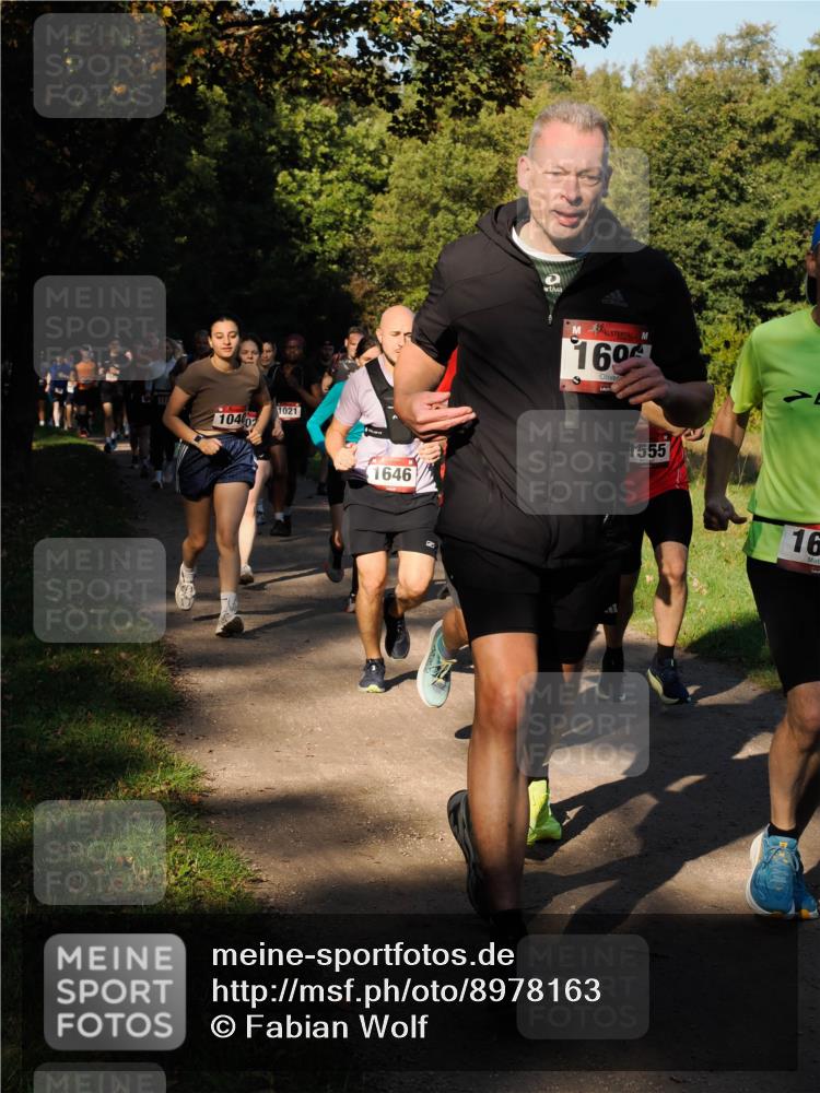 28.09.2025 - 33. Volkslauf durch das schöne Alstertal Fabian Wolf http://msf.ph/oto/8978163 28.09.2025 10:04:41 Laufen 104002, 1021, 1646, 160, 1555, 16 meine-sportfotos.de