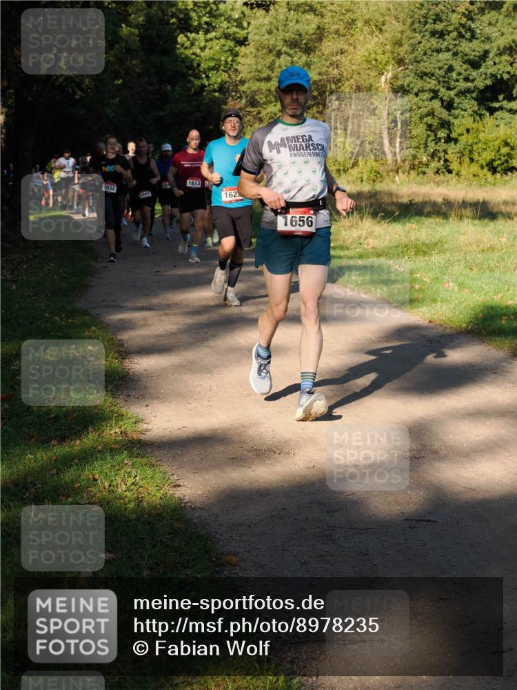 28.09.2025 - 33. Volkslauf durch das schöne Alstertal Fabian Wolf http://msf.ph/oto/8978235 28.09.2025 10:05:12 Laufen 1032, 164, 1613, 1642, 1625, 1656 meine-sportfotos.de