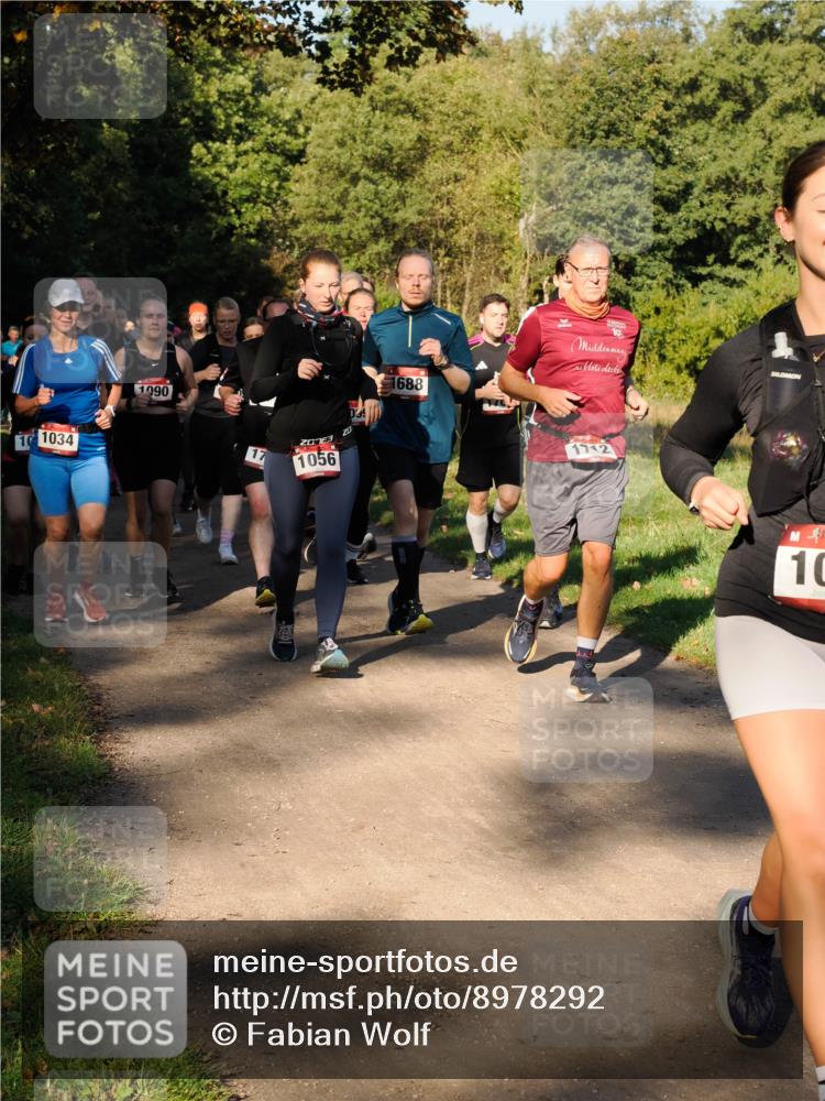 28.09.2025 - 33. Volkslauf durch das schöne Alstertal Fabian Wolf http://msf.ph/oto/8978292 28.09.2025 10:05:33 Laufen 1034, 1990, 17, 1056, 1688, 10 meine-sportfotos.de