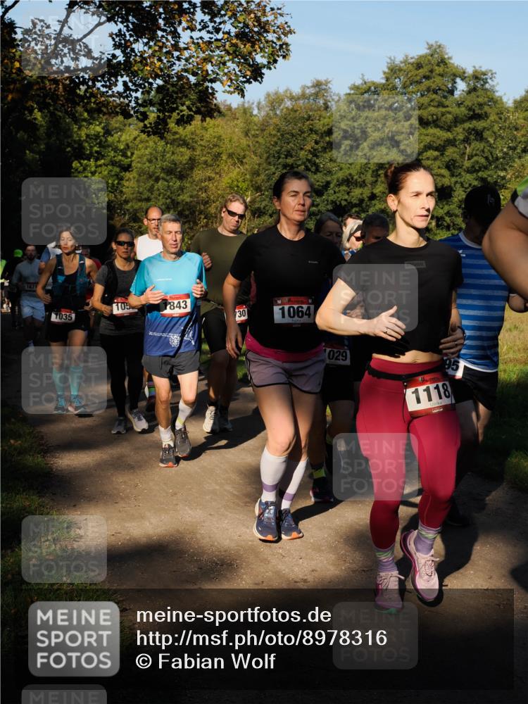28.09.2025 - 33. Volkslauf durch das schöne Alstertal Fabian Wolf http://msf.ph/oto/8978316 28.09.2025 10:05:45 Laufen 1671, 1035, 105, 843, 30, 1064, 029, 1118 meine-sportfotos.de