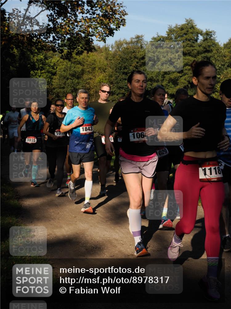 28.09.2025 - 33. Volkslauf durch das schöne Alstertal Fabian Wolf http://msf.ph/oto/8978317 28.09.2025 10:05:46 Laufen 1671, 1035, 1059, 1843, 106, 029, 1118 meine-sportfotos.de