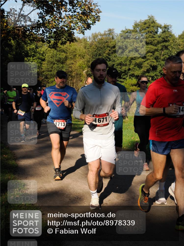 28.09.2025 - 33. Volkslauf durch das schöne Alstertal Fabian Wolf http://msf.ph/oto/8978339 28.09.2025 10:05:51 Laufen 1697, 1042, 713, 1671, 14 meine-sportfotos.de