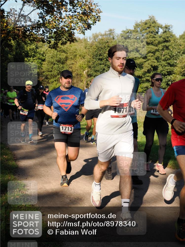 28.09.2025 - 33. Volkslauf durch das schöne Alstertal Fabian Wolf http://msf.ph/oto/8978340 28.09.2025 10:05:51 Laufen 1659, 1697, 1042, 1713, 1671, 01 meine-sportfotos.de