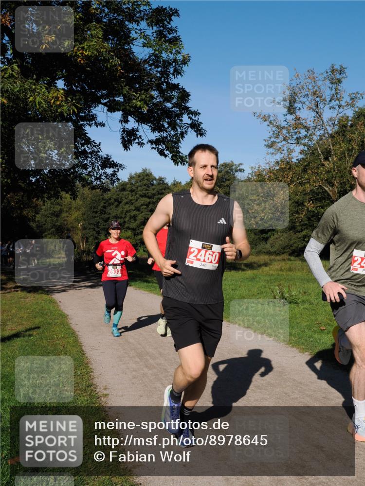 28.09.2025 - 33. Volkslauf durch das schöne Alstertal Fabian Wolf http://msf.ph/oto/8978645 28.09.2025 10:24:20 Laufen 2633, 2460, 24 meine-sportfotos.de