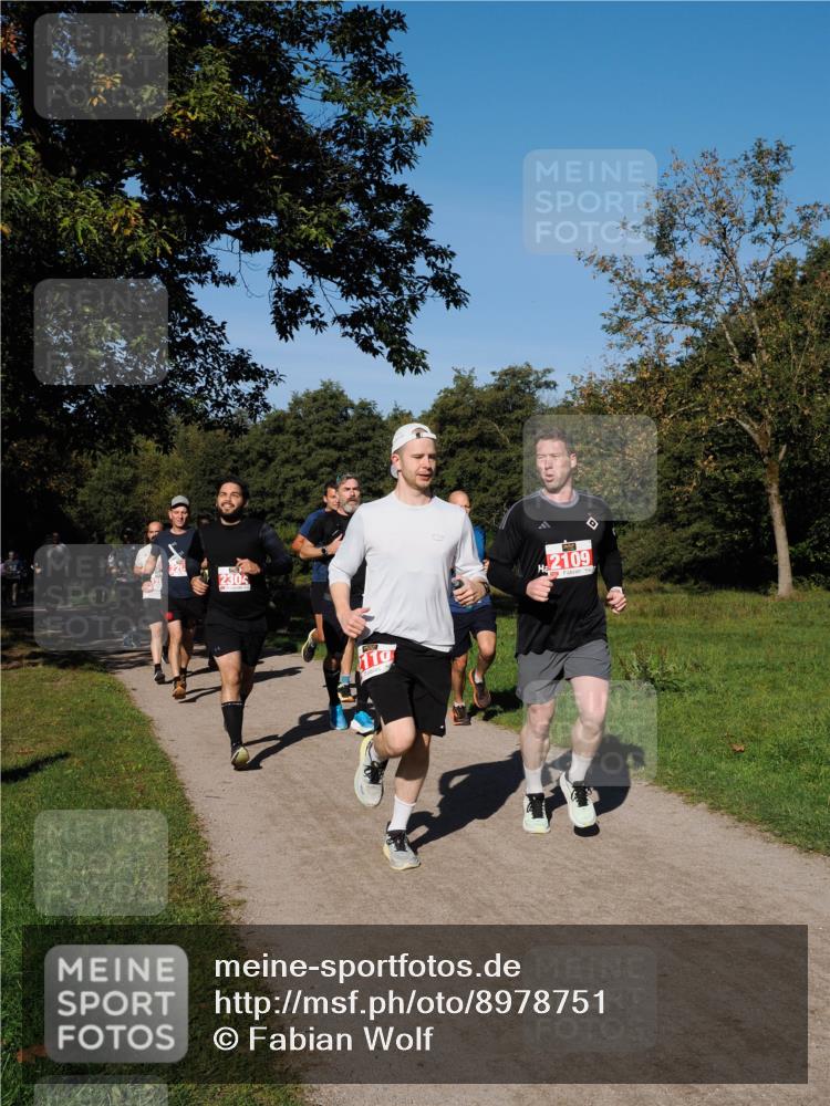 28.09.2025 - 33. Volkslauf durch das schöne Alstertal Fabian Wolf http://msf.ph/oto/8978751 28.09.2025 10:24:43 Laufen 2304, 110, 2109 meine-sportfotos.de