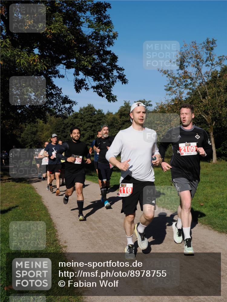 28.09.2025 - 33. Volkslauf durch das schöne Alstertal Fabian Wolf http://msf.ph/oto/8978755 28.09.2025 10:24:44 Laufen 304, 2110, 2109 meine-sportfotos.de
