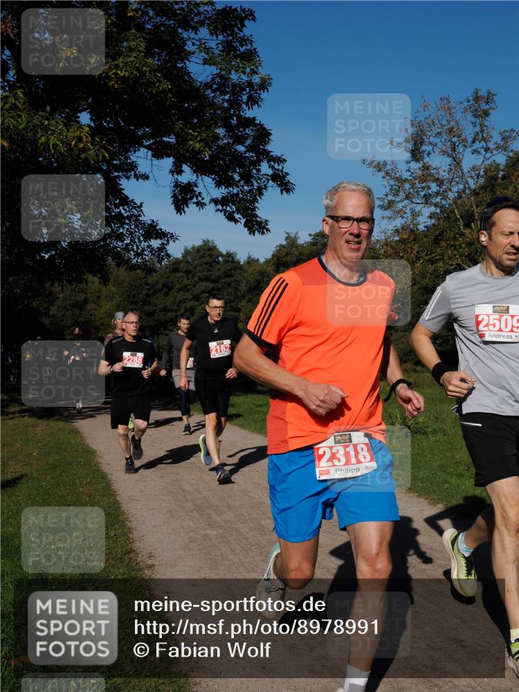 28.09.2025 - 33. Volkslauf durch das schöne Alstertal Fabian Wolf http://msf.ph/oto/8978991 28.09.2025 10:25:26 Laufen 2288, 2162, 2318, 2509 meine-sportfotos.de
