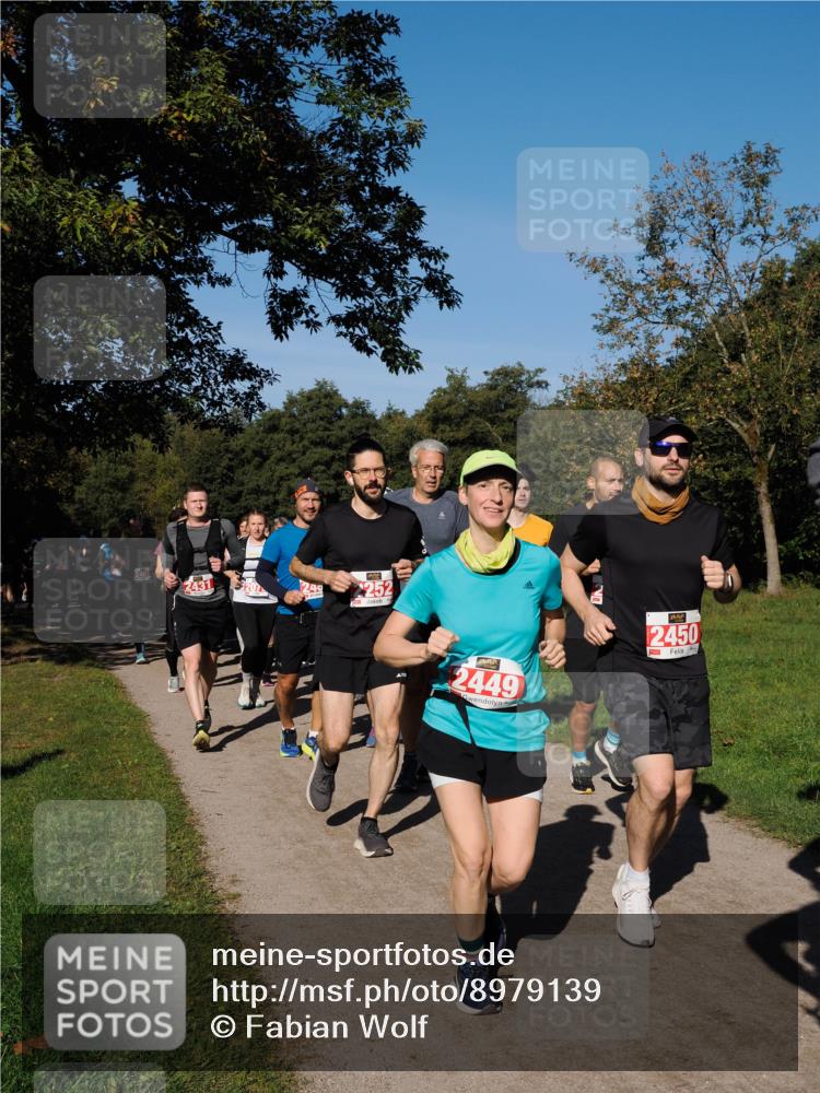 28.09.2025 - 33. Volkslauf durch das schöne Alstertal Fabian Wolf http://msf.ph/oto/8979139 28.09.2025 10:25:55 Laufen 2431, 240, 252, 5, 2449, 2450 meine-sportfotos.de