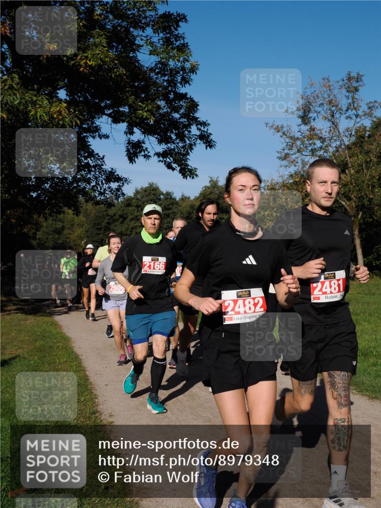 28.09.2025 - 33. Volkslauf durch das schöne Alstertal Fabian Wolf http://msf.ph/oto/8979348 28.09.2025 10:26:28 Laufen 2606, 2166, 2482, 2481 meine-sportfotos.de