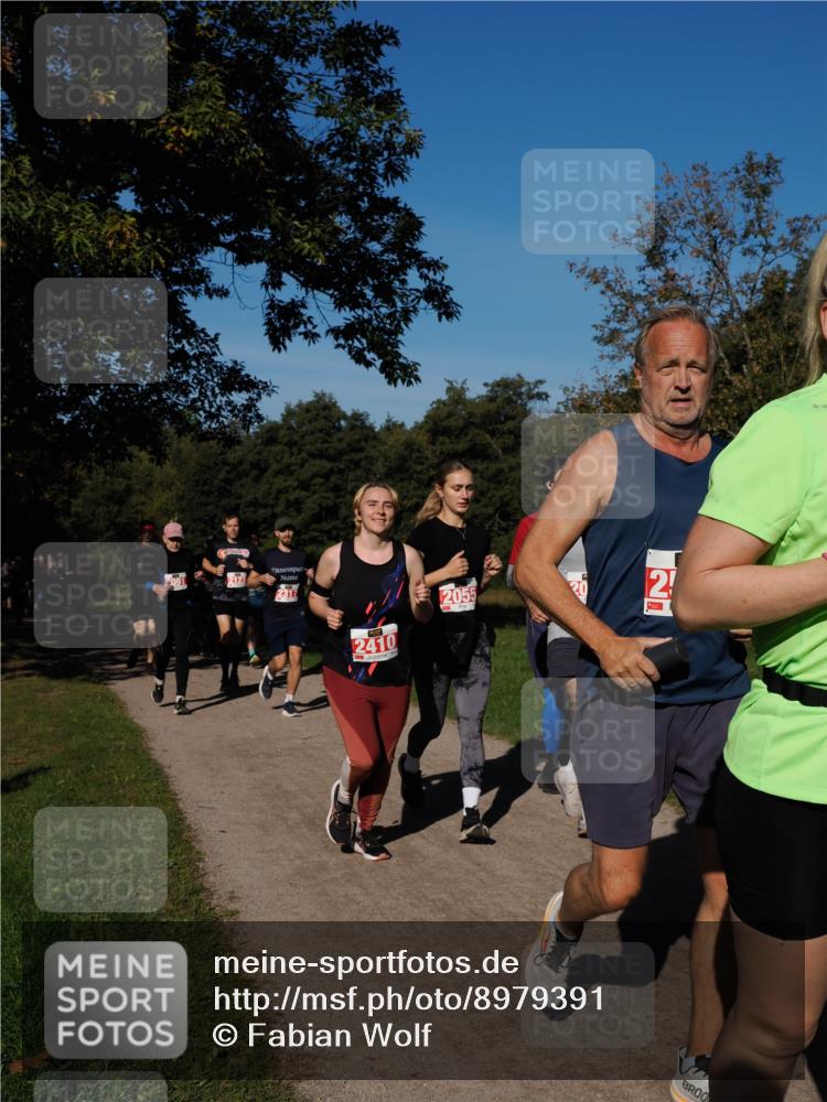 28.09.2025 - 33. Volkslauf durch das schöne Alstertal Fabian Wolf http://msf.ph/oto/8979391 28.09.2025 10:26:35 Laufen 2123, 2317, 2410, 2055, 2 meine-sportfotos.de