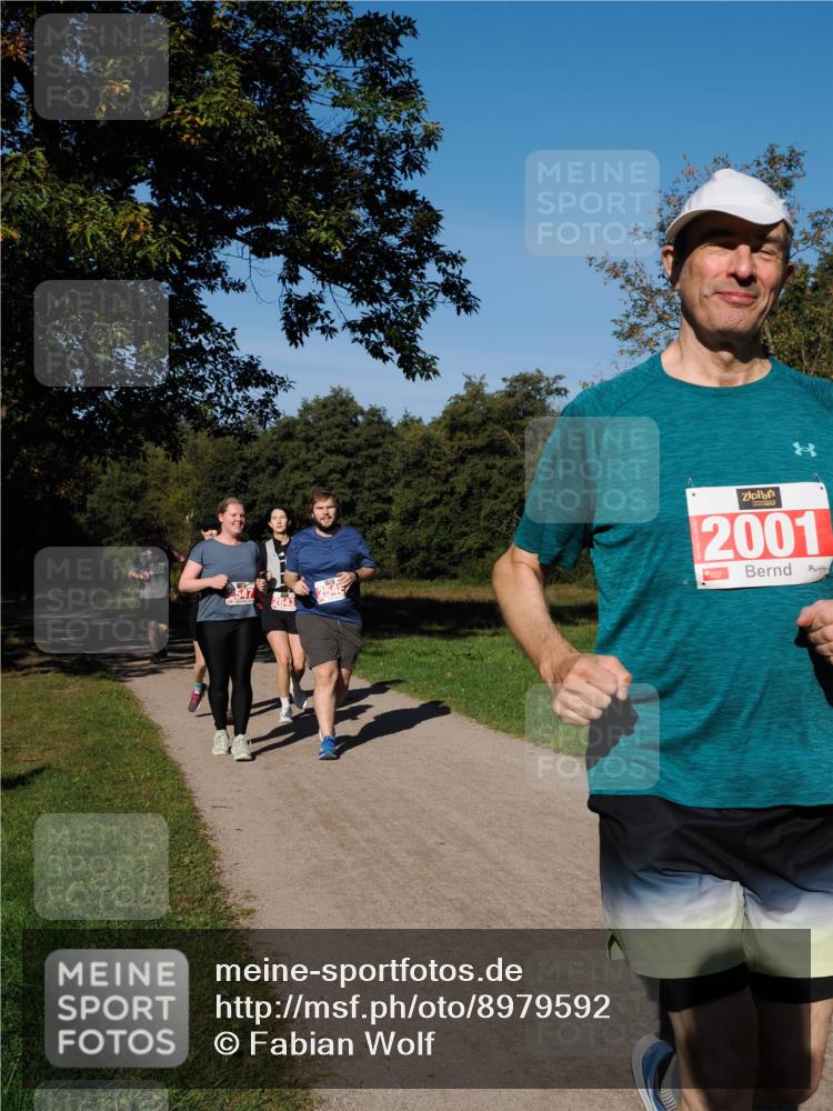 28.09.2025 - 33. Volkslauf durch das schöne Alstertal Fabian Wolf http://msf.ph/oto/8979592 28.09.2025 10:27:40 Laufen 2643, 2001 meine-sportfotos.de
