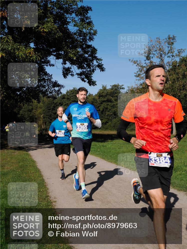 28.09.2025 - 33. Volkslauf durch das schöne Alstertal Fabian Wolf http://msf.ph/oto/8979663 28.09.2025 10:33:32 Laufen 3392, 3365, 3384 meine-sportfotos.de