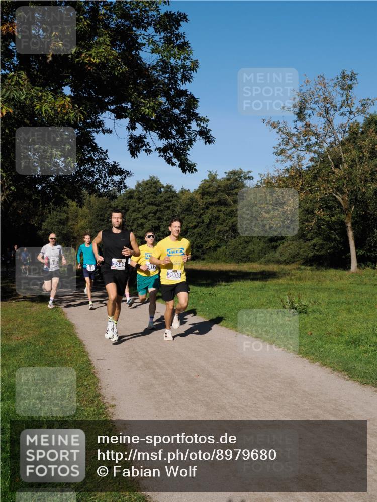 28.09.2025 - 33. Volkslauf durch das schöne Alstertal Fabian Wolf http://msf.ph/oto/8979680 28.09.2025 10:33:36 Laufen 3910, 3349, 912, 3908 meine-sportfotos.de
